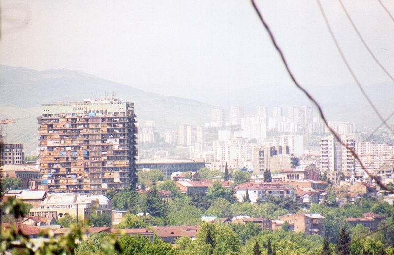 Грузия 90-х годов 20 века - Downtown_Tbilisi,_Georgia,_in_the_forefront_Hotel_Iveria,_May_2002.jpg